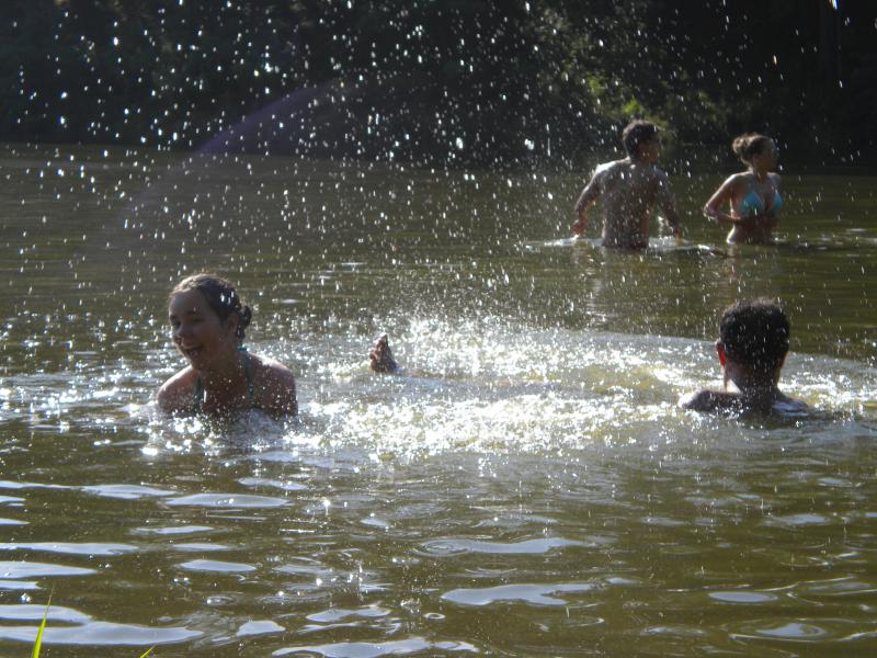 fürdőzés a Vadása tóban