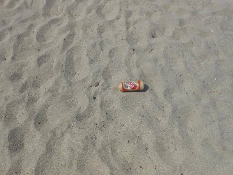 Nei Pori .....rém esetlenül mutat a homokban az üres sörös doboz. Kerek 6 lépésre volt a szemetes kuka. .