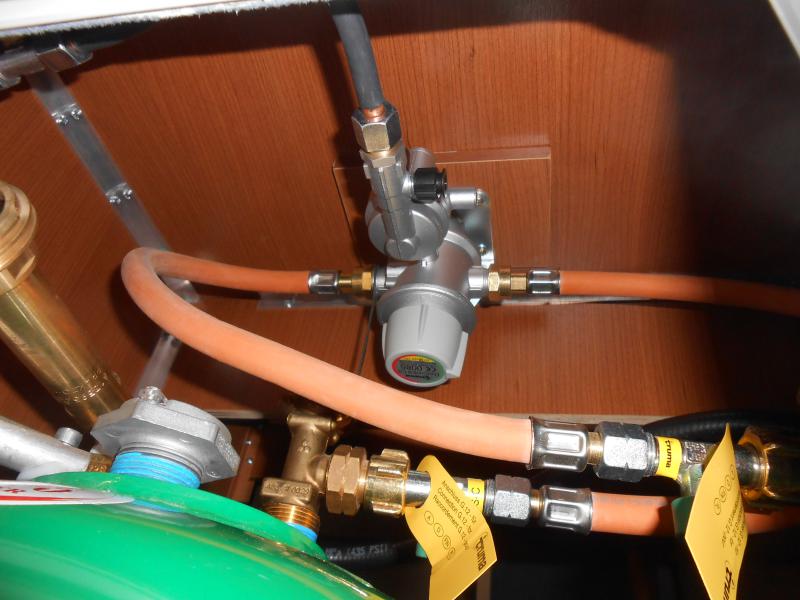 Fektetett Truma Duo Control, két szakadás érzékelővel ellátott flexi bekötő cső