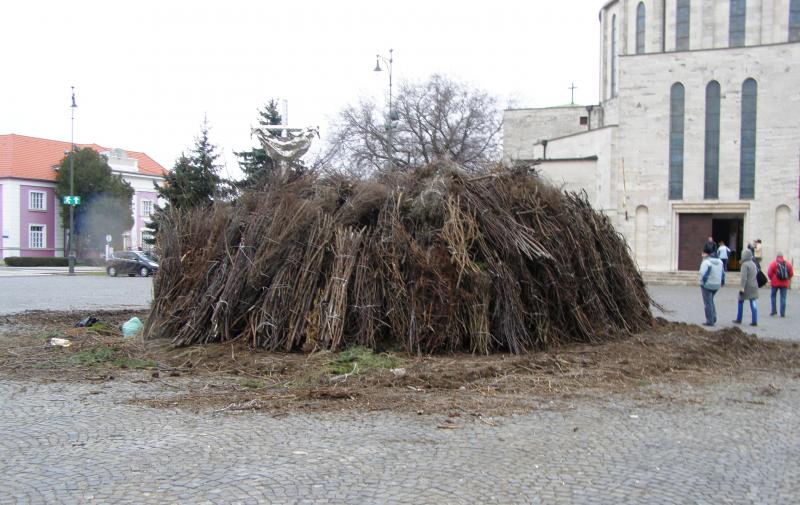 Készül a máglya