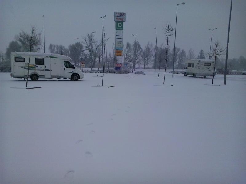Szép lassan mindenki elindult a szakadó hóesésben
