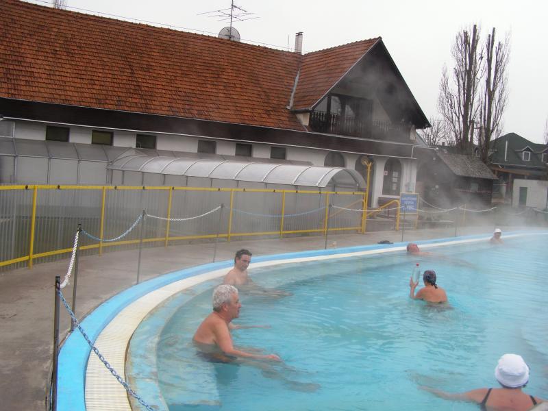 A kép bal alsó sarkánál van a vízbe vezető lépcső?!?!