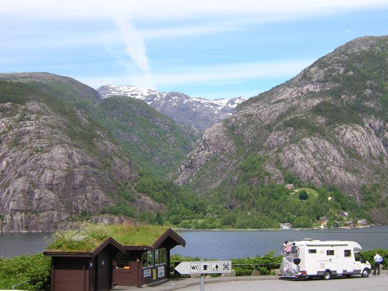 Lakóautónk a Langfoss vízesésnél
