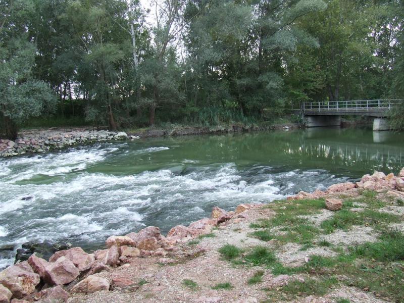 ezen a parton fogunk táborozni