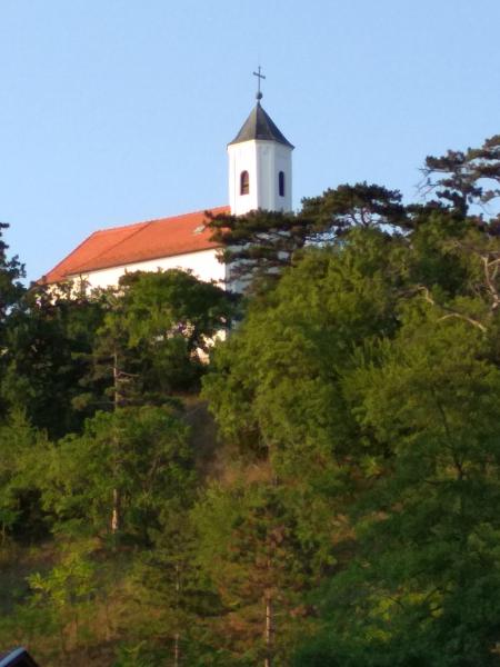 Szent-Mihály domb a kempingből nézve.