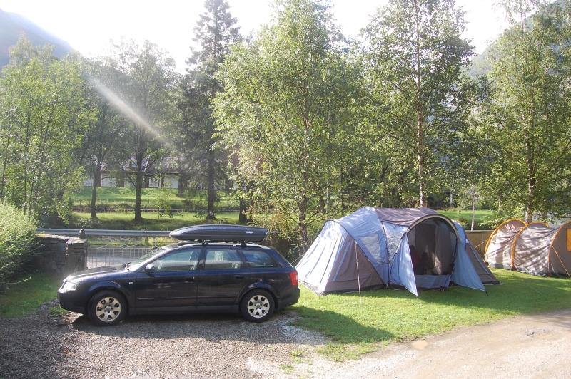 Autónk, sátrunk