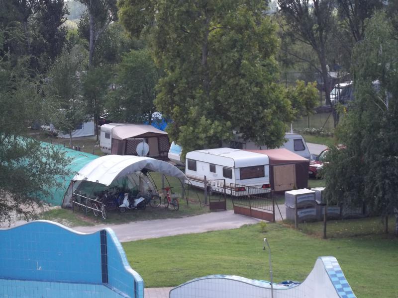 Kemping részlet a strand bejárat mellett