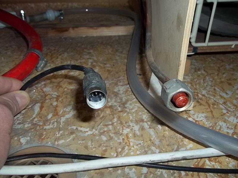 Elektromos csatlakozó és gázbekötés