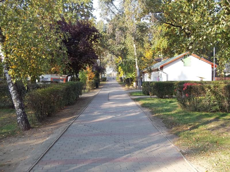 Balra a pacellák, szemben a bejárat, jobbra a vizesblokk