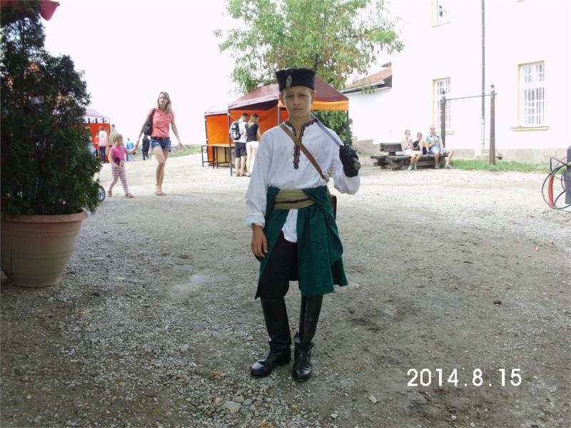 Nemesi öltözékben