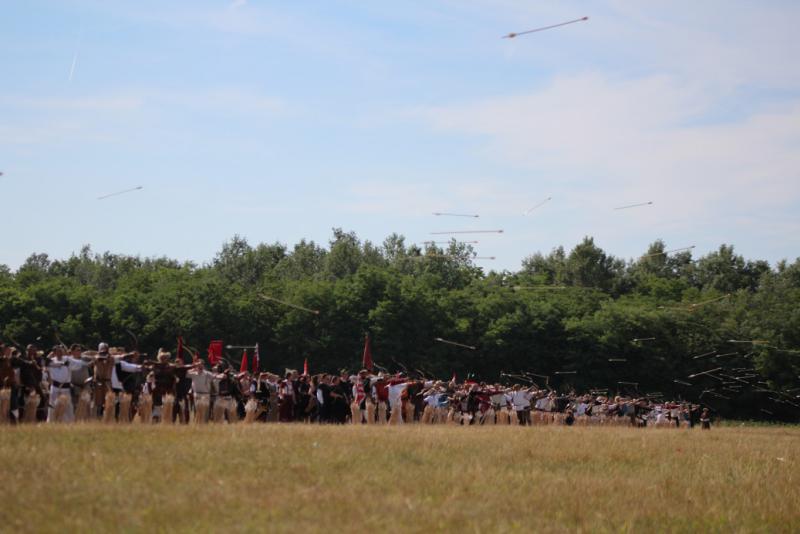 1107 íjász együt lövése