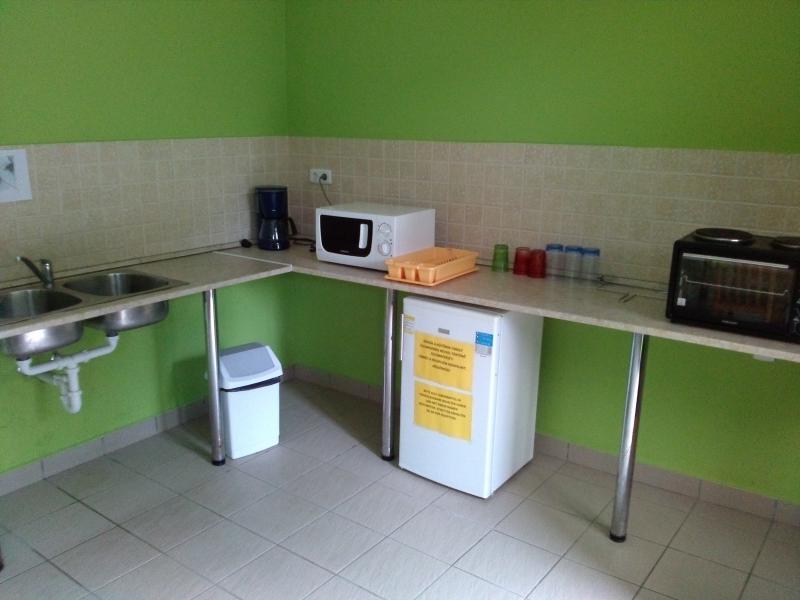 konyha mikróval, minisütővel