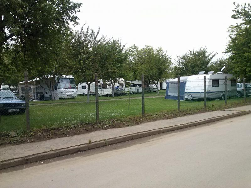Utcakép a kempingről